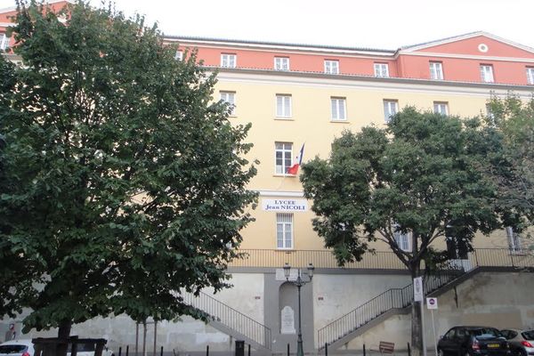 Suite à plusieurs incidents, le lycée professionnel Jean Nicoli à Bastia, a fermé ses portes ce matin avec l'accord du recteur de Corse Michel Barat