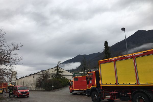 Les pompiers sont intervenus en milieu de matinée, ce mardi 28 décembre, suite à une fuite d'acide chlorhydrique dans un site industriel de Goncelin (Isère).