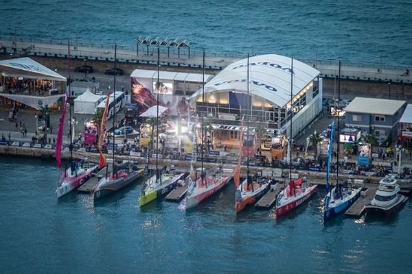 Vue aérienne de la flotte de la Volvo Ocean Race dans le port d'Alicante