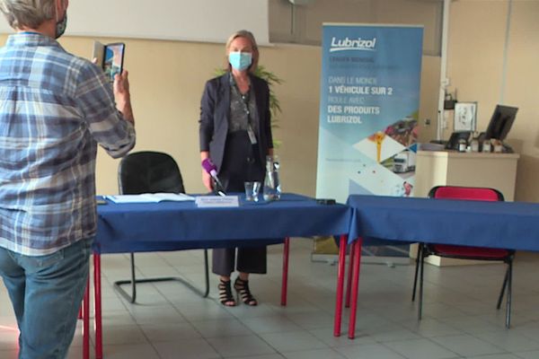 Isabelle Striga, présidente de Lubrizol France avant le début de la  conférence de presse du 22 septembre 2020 à Rouen 