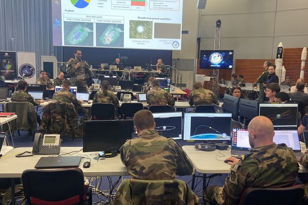 Salle de commandement le vendredi 10 mars pendant l'exercice AsterX 2023 au CNES de Toulouse.