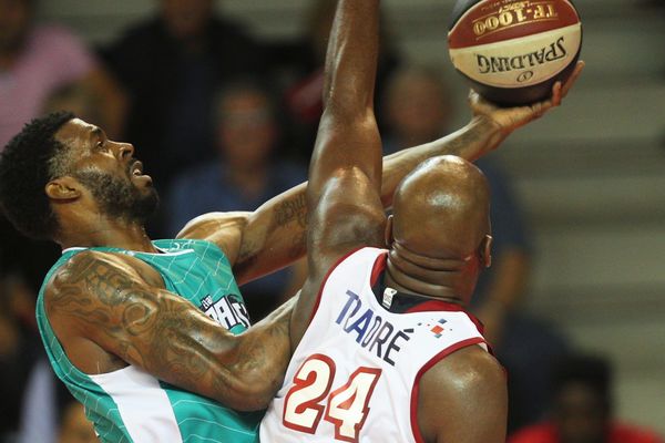 Donta Smith face au Strasbourgeois Ali Traore.