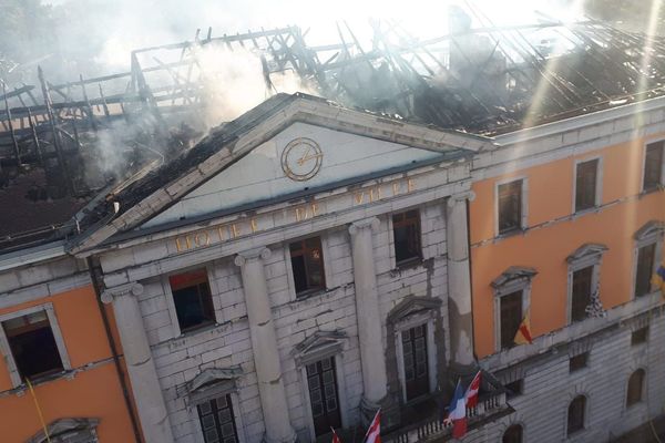 Le toit de la mairie a été entièrement détruit par l'incendie