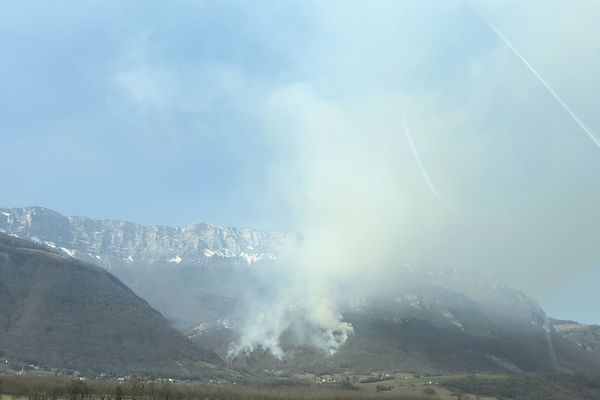 Un important feu de forêt a démarré à la mi-journée sur les pentes de la Chartreuse. 