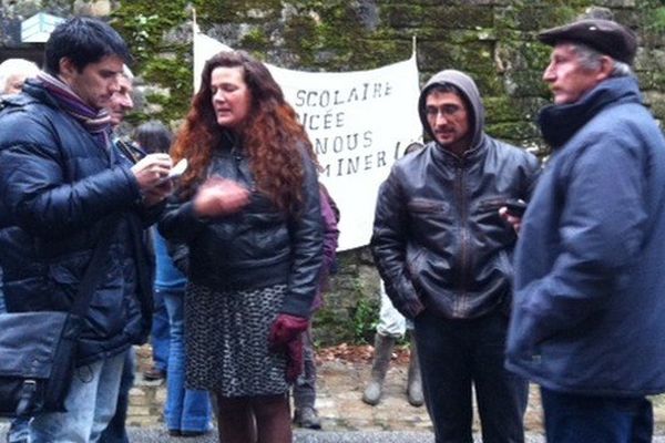 Une vingtaine de personnes se sont rassemblées devant la mairie d'Eymoutiers.