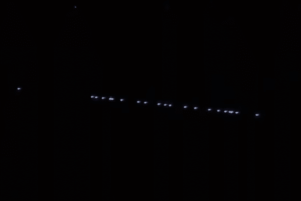 Des satellites Starlink vu de Maîche dans le Jura dimanche 27 octobre au soir.