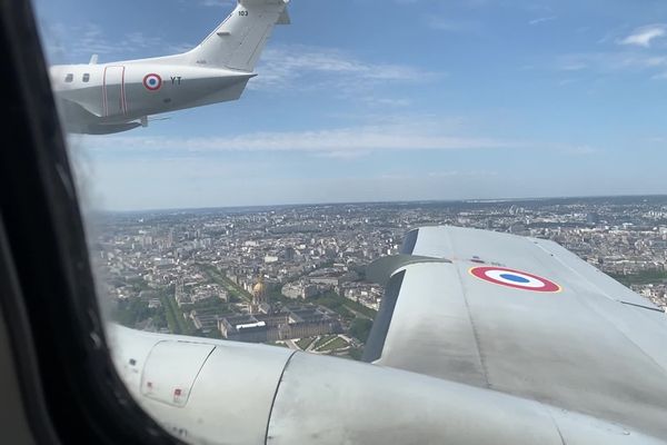 Paris et l'Hôtel des Invalides (au premier plan à gauche) vus depuis le hublot d'un avion Xingu de la base d'Avord, le 14 juillet 2023.