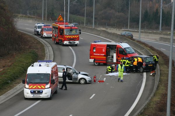 Une automobiliste est entrée sur le contournement à contresens. Seule dans sa voiture, elle a percuté un véhicule qui arrivait dans le sens inverse et dans lequel se trouvait une famille : le père, la mère et deux enfants. Les 5 personnes impliquées ont toutes été blessées et conduites à l'hôpital de Besançon. A priori, elles ne seraient que légèrement touchées.