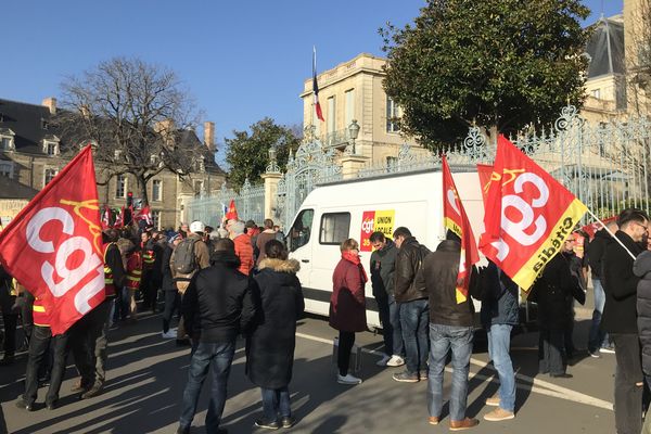 Les manifestants se sont rassemblés devant la préfecture de la Bretagne