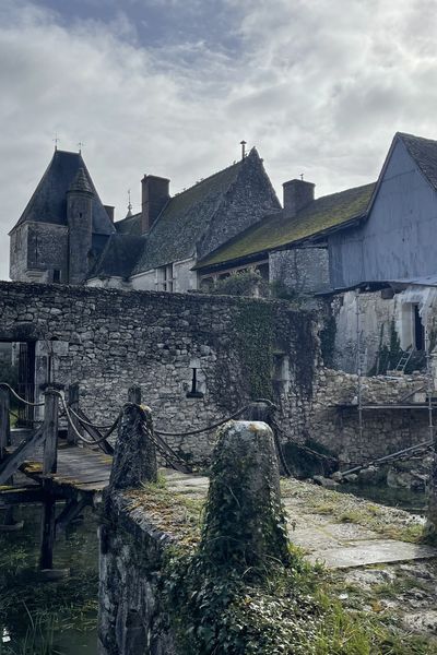 Le mur d'enceinte rénové du château de Chémery