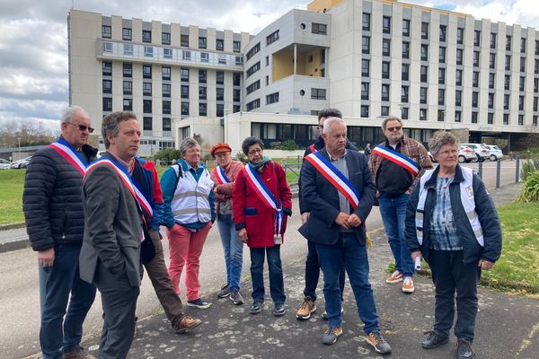 Mobilisation des élus pour l'ouverture du service des Urgences la nuit de l'hôpital de Lannion.