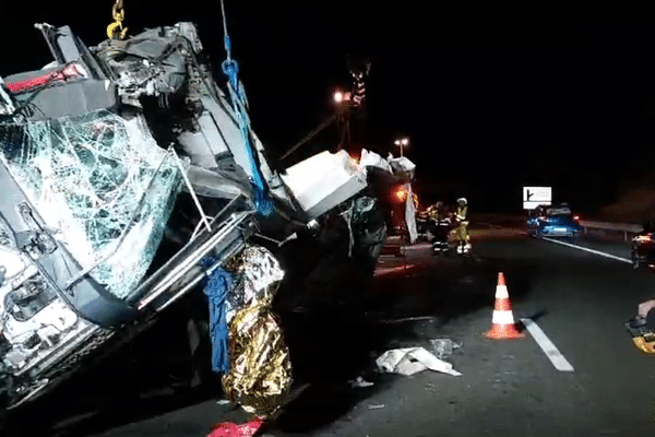 Le poids lourd, très abîmé, a été relevé unpeu avant 22h mardi.