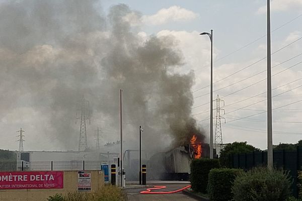 Trois poids lourds en feu au Kilomètre Delta à Nîmes