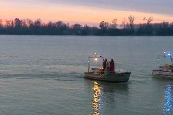 Les recherches se poursuivent se samedi matin dans les eaux de la Dordogne pour essayer de retrouver les corps des propriétaires viticoles et du garçon de 12 ans.