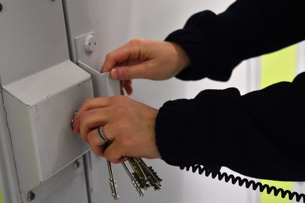 Une surveillante a été agressée par une détenue, jeudi 28 mars au centre pénitentiaire de Riom, dans le Puy-de-Dôme. 