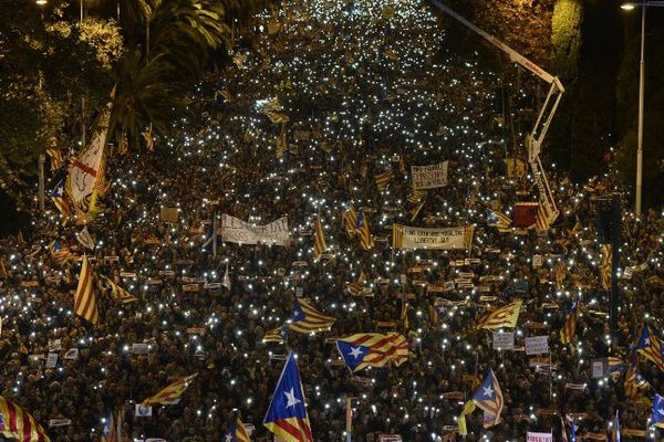 Des dizaines de milliers de manifestants ont participé à la manifestation en faveur des dirigeants séparatistes à Barcelone - 11  novembre 