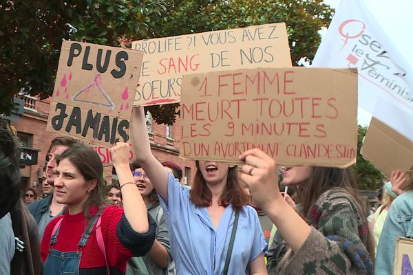 Une centaine de militants se sont réunis dimanche 26 juin à Toulouse pour défendre le droit à l'avortement.