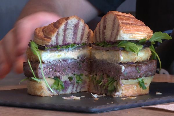 Le « Cafi Ligérien » élaboré par le boulanger pâtissier de Montbrison (Loire), Stéphane Giroud, a été sacré meilleur burger de France 2021, ex-aequo avec celui d'un chef cuisinier de Nîmes.