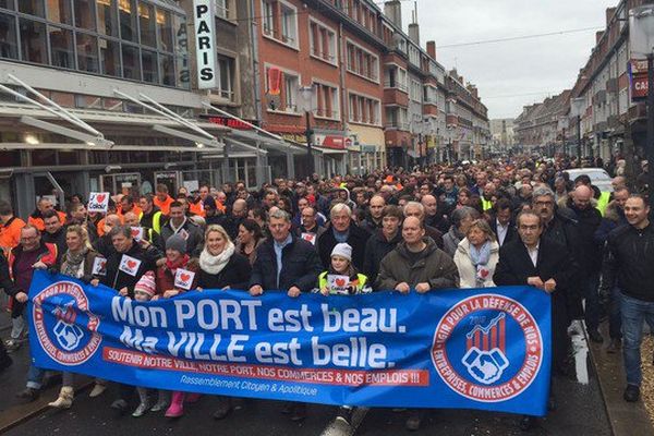 "Mon port est beau, ma ville est belle" proclame la banderole en tête du cortège de la manifestation calaisienne