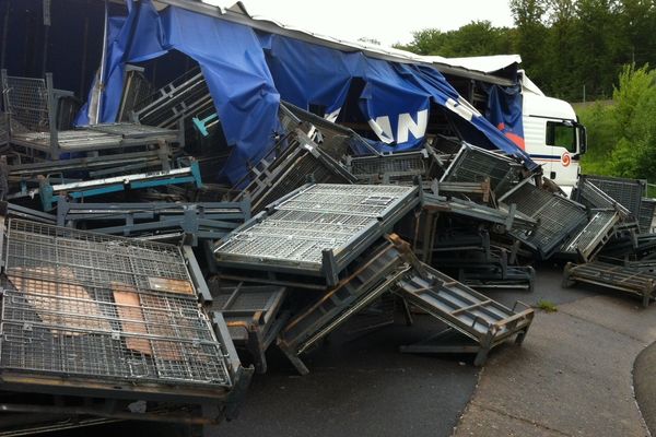 Un poids lourd a perdu son chargement de palettes métalliques