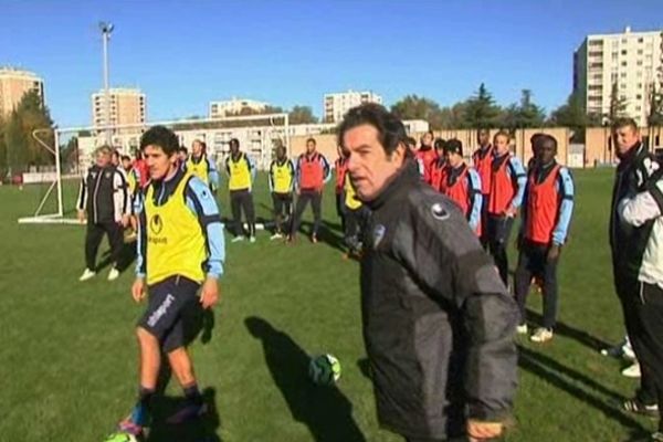 Pierre Mosca, le nouveau coach de l'ACA au milieu de son équipe à l'entrainement