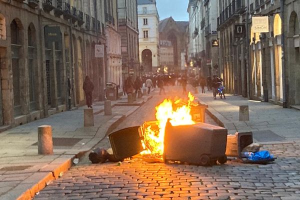 De nombreux feux de poubelles et des heurts avec les forces de l'ordre ont émaillé vendredi 14 avril la soirée de contestation contre la réforme des retraites à Rennes.