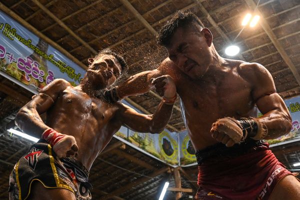 Deux combattants de lethwei en Birmanie lors d'un tournoi organisé début mars