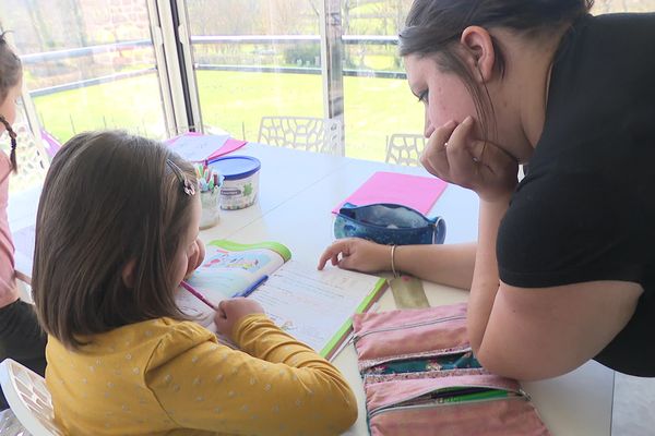 Pour cette agricultrice creusoise, il faut concilier activité professionnelle et école à la maison.