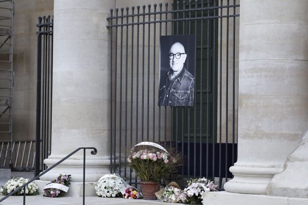 Lors de la cérémonie d'obsèques de Michel Blanc, un"gars au culot monstre", fait chanter toute l'église Saint-Eustache pour un dernier hommage au comédien. Il s'agit d'un habitant du Tarn dont l'initiative a ému.