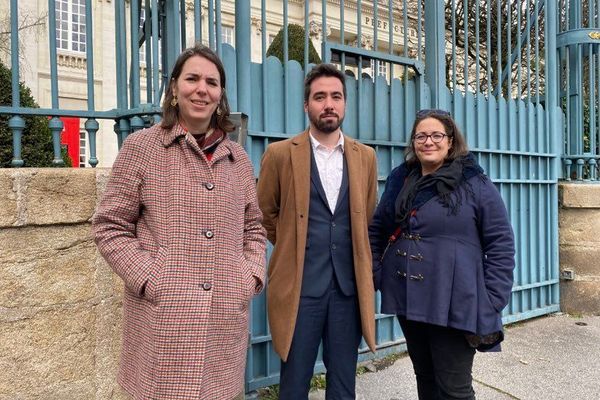 De gauche à droite, les députés Nupes Julie Laernoes, Andy Kerbrat et Ségolène Amiot.