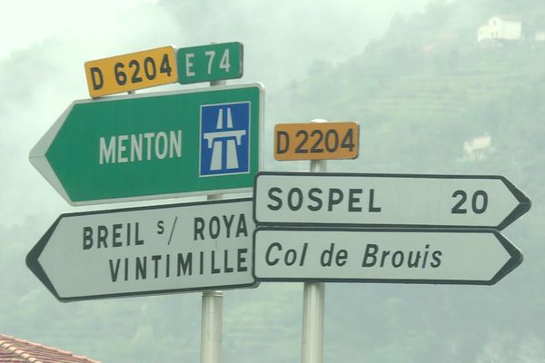 Sauf pour les véhicules de santé et de La Poste, les policiers demandent aux habitants de la Roya qui veulent rejoindre le sud du département de passer par Sospel, et non plus par la Roya italienne.