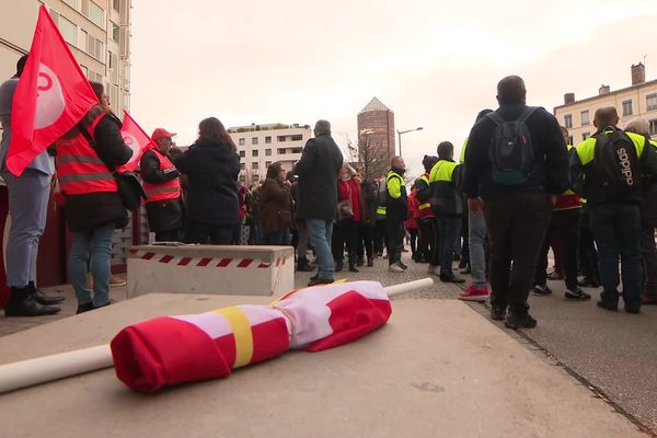 Des salariés de Place du Marché (ex-Toupargel) devant le nouveau palais de justice ce mercredi 11 janvier.