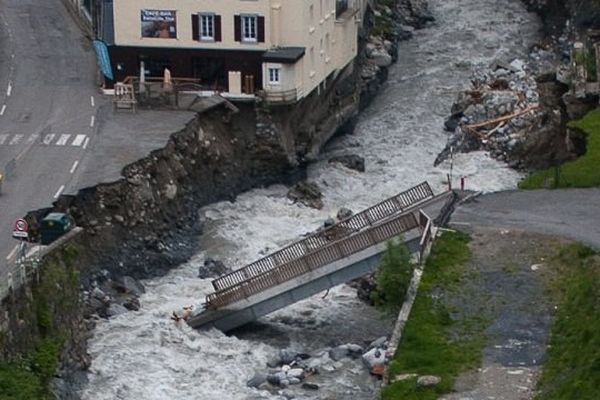 Le pont de Barèges dans la rivière