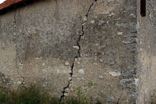 Une maison fissurée dans le Cher en 2004.