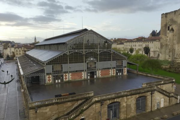 Les halles en plein centre-ville de Niort.