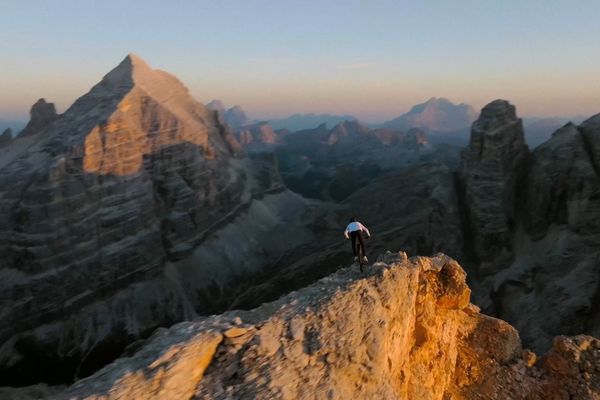 Kilian Bron, champion de VTT extrême, dans les Dolomites