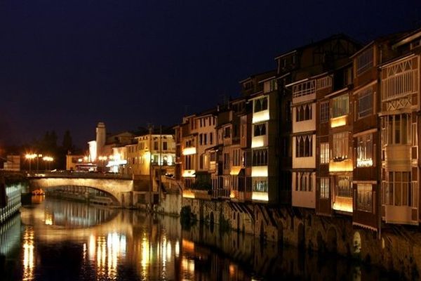 Castres est la ville de Midi-Pyrénées dont la dette par habitant est la plus élevée de Midi-Pyrénées en 2012. Mais elle est loin derrière les 20 villes les plus endettées de France