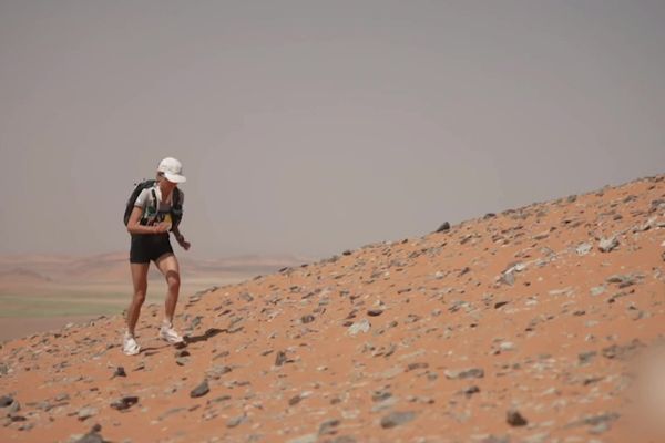 Maryline Nakache, arrivée première féminine du Marathon des sables 2023 au Maroc ce 29 avril 2023.