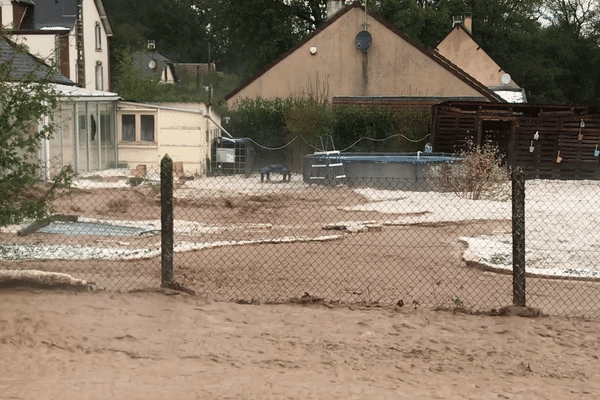 Les violents orages ont entraîné des coulées de boues dans le hameau des Naudins, à Ouzin dans le Cher.