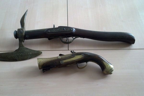 Ce sont les deux armes qui ont été retrouvées dans la voiture.