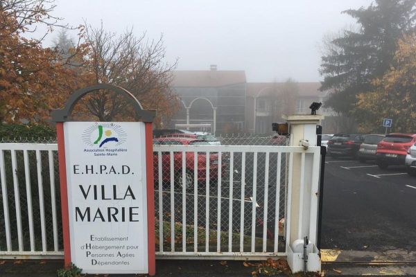 A l'EHPAD de Cayres, en Haute-Loire, les personnels se disent à bout, confrontés à l'épidémie de COVID 19.