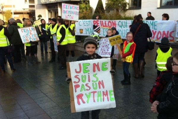 Une soixantaine de parents d'élèves mobilisés ce samedi matin à Wattrelos contre la réforme des rythmes scolaires