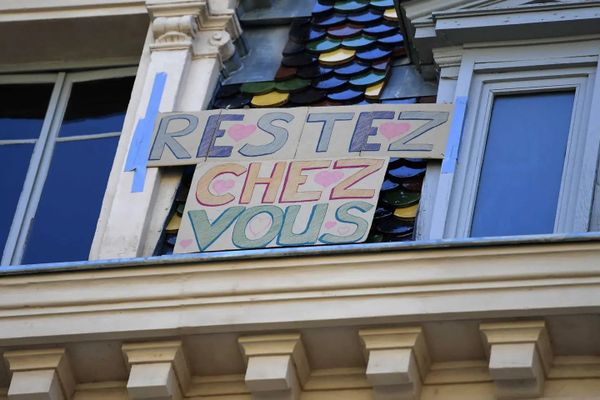 Pancarte incitant à rester chez soi pendant le confinement. Photo AFP