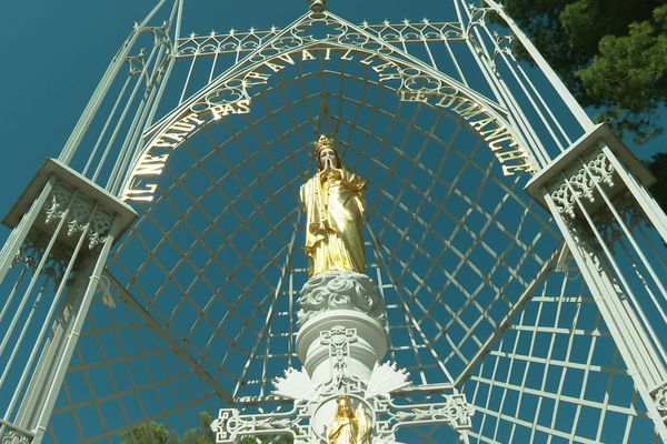 Un sanctuaire se trouve sur le lieu de ses apparitions, dans les vignes