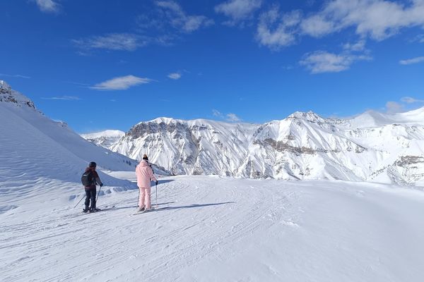 Deux skieurs profitent des pistes d'Auron, ici sur la piste du Riounet, dimanche 11 février 2024.