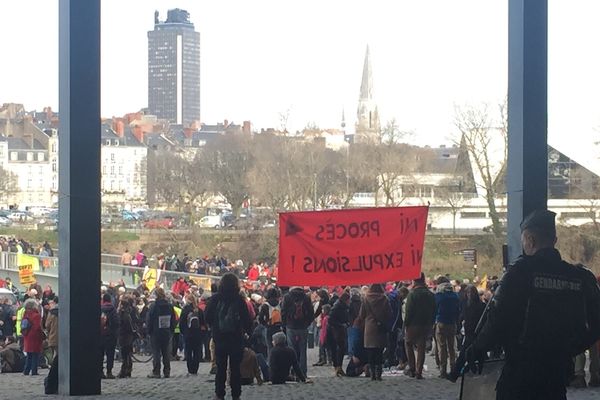 Les opposants au projet d'aéroport du Grand Ouest devant le palais de justice de Nantes le mercredi 13 janvier 2016