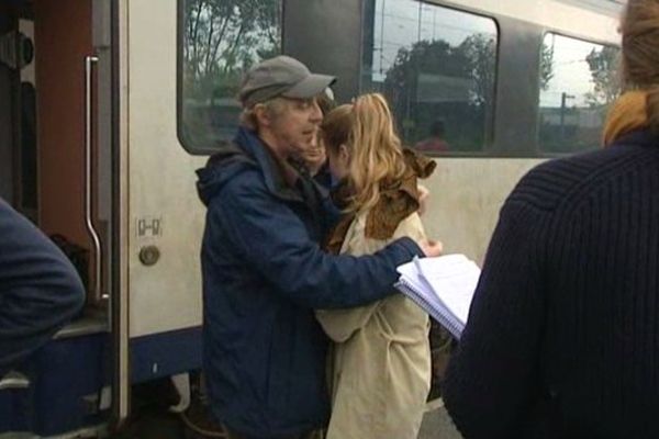 Arnaud Desplechin dirige ses deux jeunes acteurs sur un quai de la gare de Tourcoing.