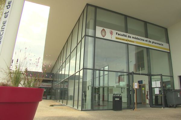 Des étudiants en médecine positifs au covid-19