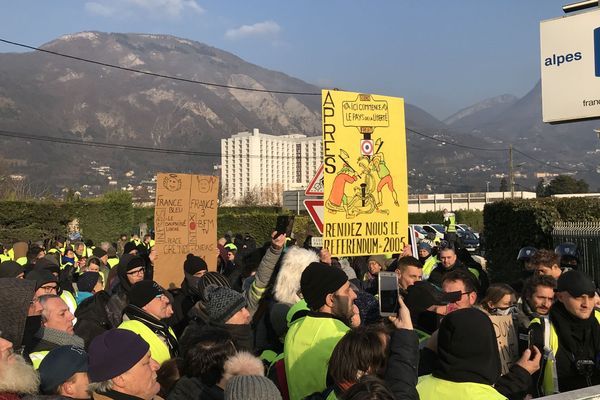 Les gilets jaunes rassemblés devant les locaux de France 3.