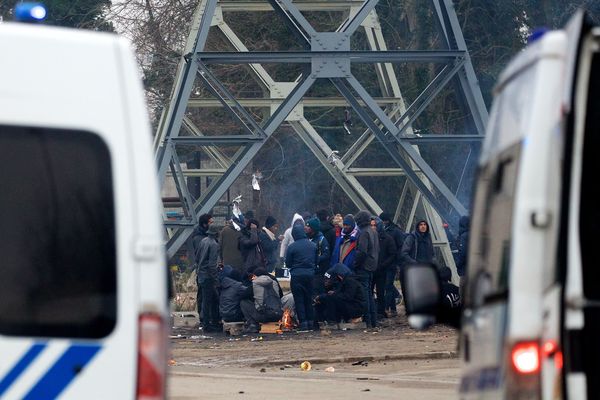 Peu avant la visite de Yann Moix, la situation était tendue entre les CRS et les migrants dans la zone des Dunes. 